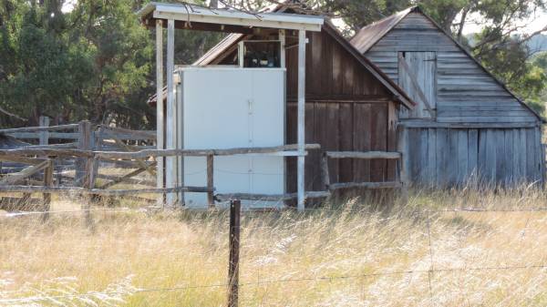 Ballandean homestead pioneer memorial, Southern Downs Region  |   |   | 