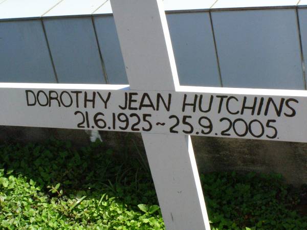 Maurice HUTCHINS,  | 24-4-1923 - 13-7-2005;  | Dorothy Jean HUTCHINS,  | 21-6-1925 - 25-9-2005;  | Pine Mountain St Peter's Anglican cemetery, Ipswich  | 